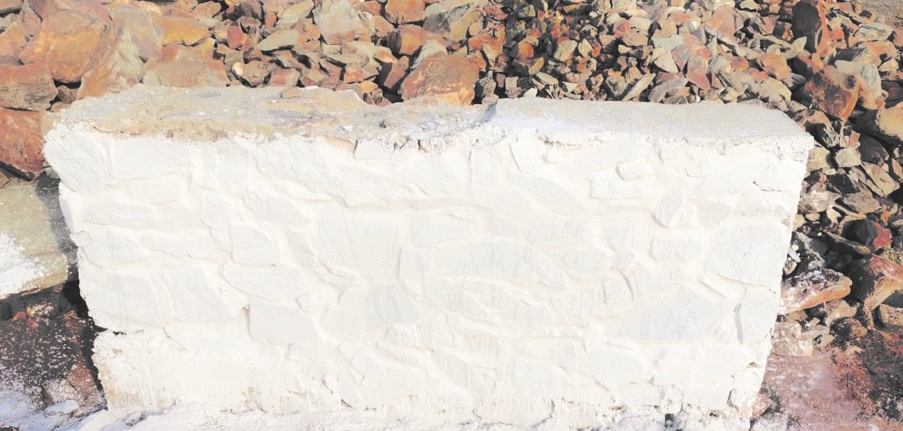 Riverside klipmuurtjie — the selected finish, flush-struck lime-pointed joints under a white limewash